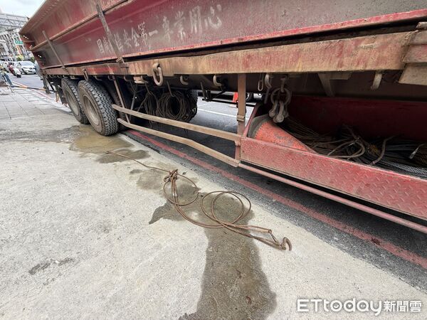 ▲陳男操作吊臂不慎，吊勾脫落砸中路過的林婦。（圖／記者陸運陞翻攝）