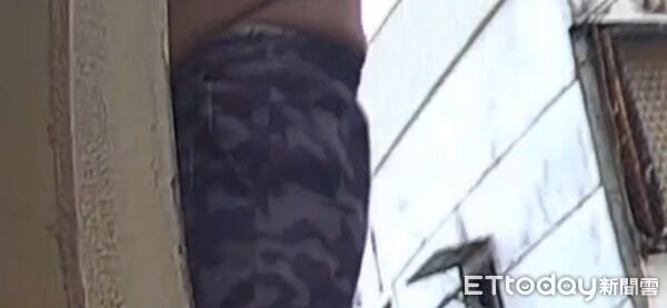 ▲男子攀爬窗戶逃跑被員警發現揪出。（圖／記者王兆麟翻攝，下同）