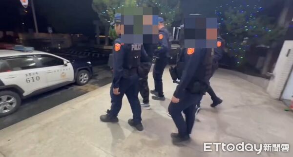 ▲男子攀爬窗戶逃跑被員警發現揪出。（圖／記者王兆麟翻攝，下同）