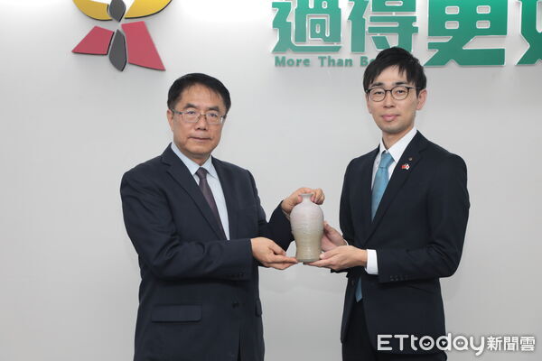 ▲台南市長黃偉哲與日本宮崎縣延岡市長三浦久知簽署友誼城市協定，延岡成為台南第62個國際締盟城市。（記者林東良翻攝，下同）