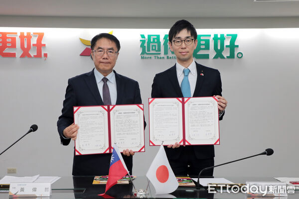 ▲台南市長黃偉哲與日本宮崎縣延岡市長三浦久知簽署友誼城市協定，延岡成為台南第62個國際締盟城市。（記者林東良翻攝，下同）