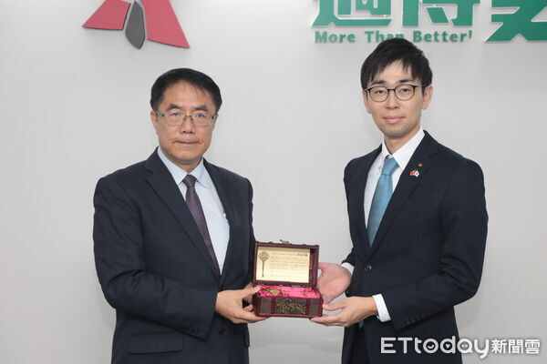 ▲台南市長黃偉哲與日本宮崎縣延岡市長三浦久知簽署友誼城市協定，延岡成為台南第62個國際締盟城市。（記者林東良翻攝，下同）