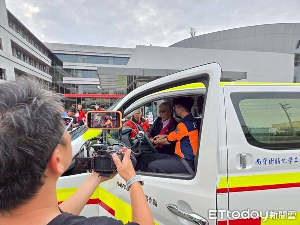 ▲南寶樹脂化學工廠股份有限公司捐贈價值483萬元救護車予台南市消防局西港分隊，提升到院前急救量能。（記者林東良翻攝，下同）