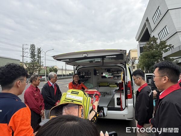 ▲南寶樹脂化學工廠股份有限公司捐贈價值483萬元救護車予台南市消防局西港分隊，提升到院前急救量能。（記者林東良翻攝，下同）