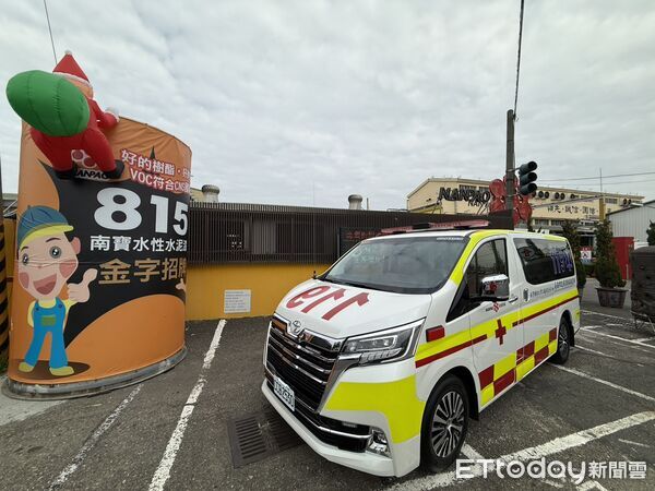 ▲南寶樹脂化學工廠股份有限公司捐贈價值483萬元救護車予台南市消防局西港分隊，提升到院前急救量能。（記者林東良翻攝，下同）