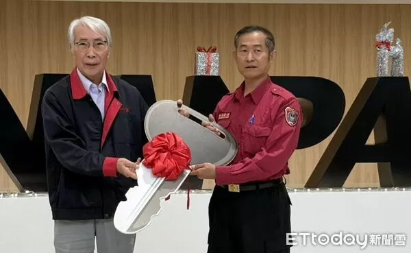 ▲南寶樹脂化學工廠股份有限公司捐贈價值483萬元救護車予台南市消防局西港分隊，提升到院前急救量能。（記者林東良翻攝，下同）