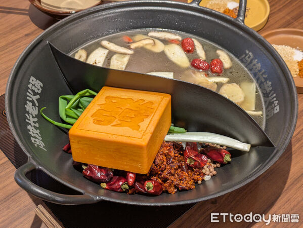 ▲AI教父黃仁勳也登門！成都高人氣「馮校長老火鍋」明年1/3正式開幕。（圖／記者黃士原攝）