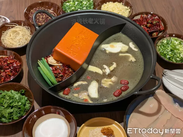 ▲AI教父黃仁勳也登門！成都高人氣「馮校長老火鍋」明年1/3正式開幕。（圖／記者黃士原攝）