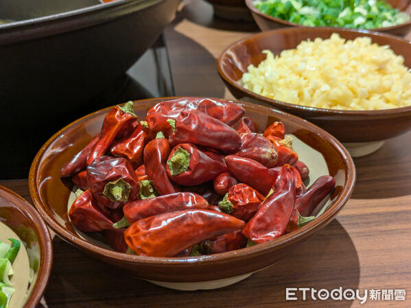 ▲AI教父黃仁勳也登門！成都高人氣「馮校長老火鍋」明年1/3正式開幕。（圖／記者黃士原攝）