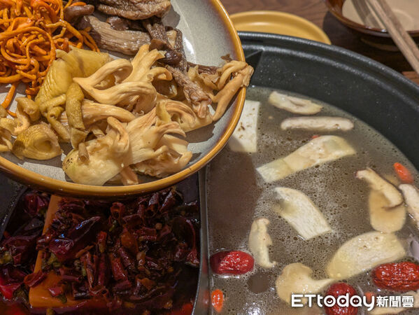 ▲AI教父黃仁勳也登門！成都高人氣「馮校長老火鍋」明年1/3正式開幕。（圖／記者黃士原攝）