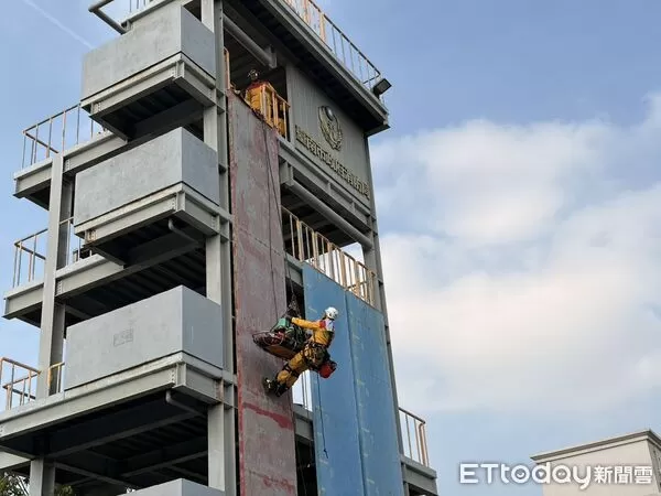 ▲台南市特搜隊進行震災複訓，模擬倒塌建築中侷限空間救援情境。（記者林東良翻攝，下同）