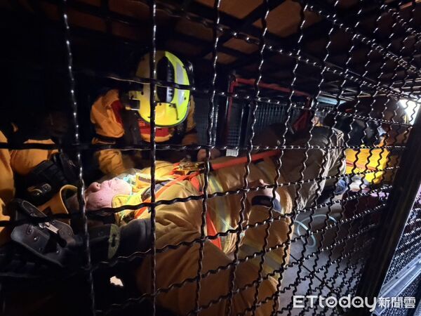 ▲台南市特搜隊進行震災複訓，模擬倒塌建築中侷限空間救援情境。（記者林東良翻攝，下同）
