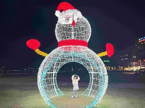 ▲2025淡水金色水岸聖誕光雕。（圖／新北市高灘處提供）