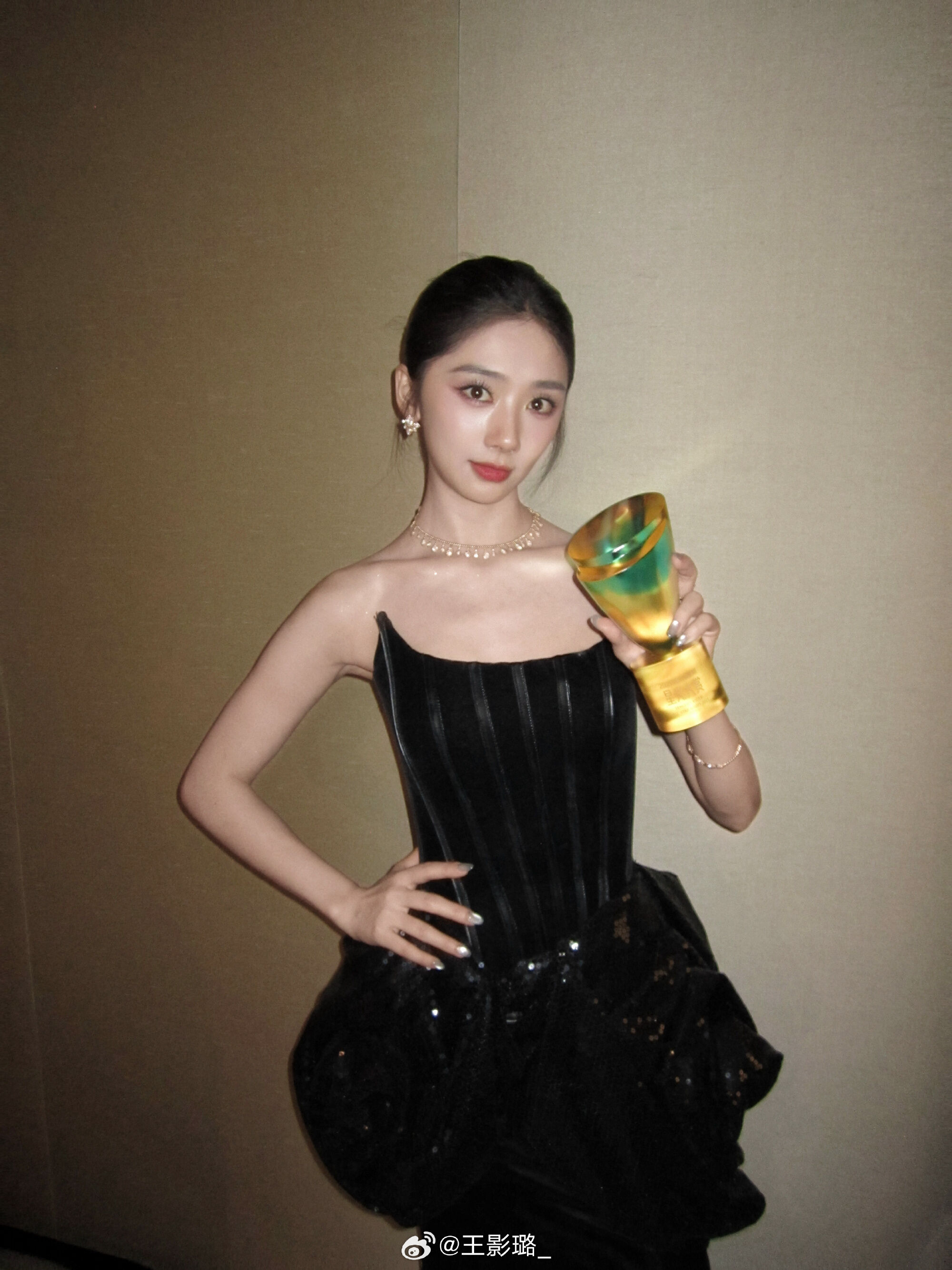 ▲▼星光大賞爆「女星搶座」！　擠掉《錦月如歌》丞磊2線索曝光。（圖／翻攝自微博／王影璐_）