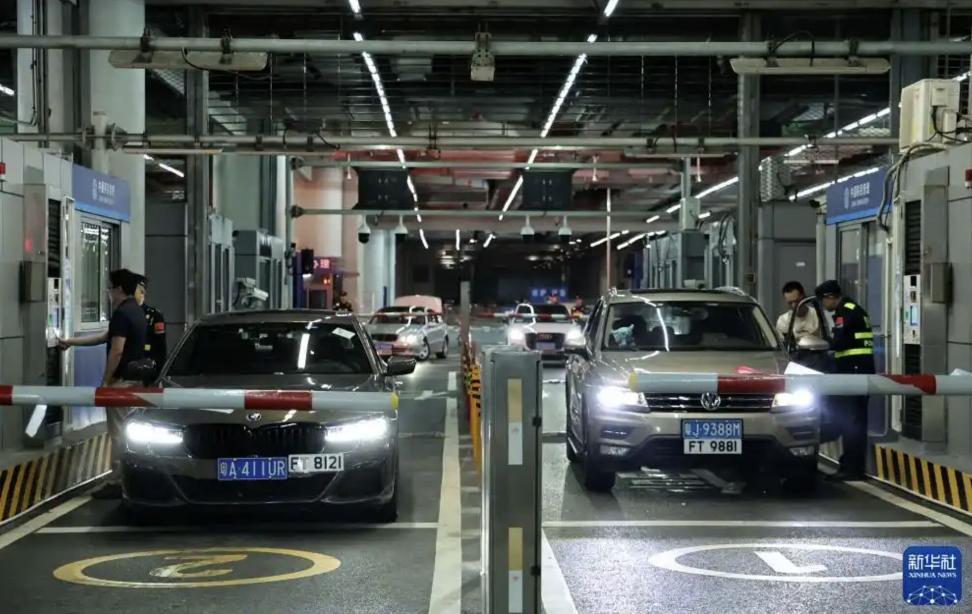 ▲廣東首批「粵車南下」入境香港的車主辦理通關手續。（圖／新華社）