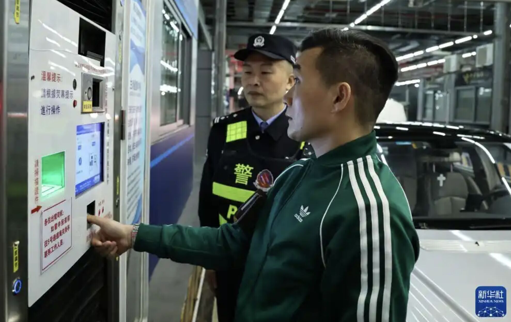▲廣東首批「粵車南下」入境香港的車主辦理通關手續。（圖／新華社）