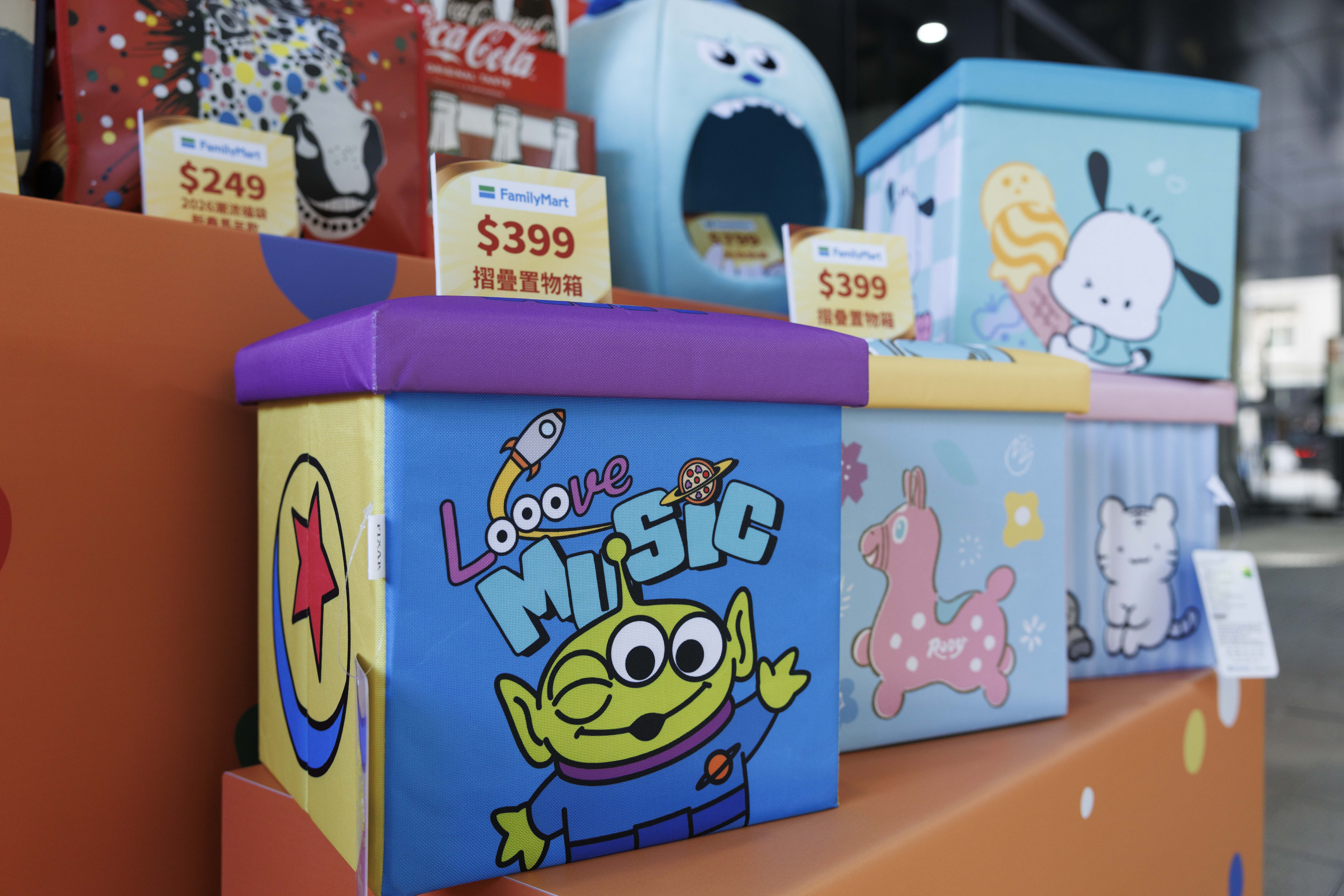 ▲▼全家推出「2026潮流福袋」、「肖像與品牌聯名福袋」，抽BMW iX1純電休旅3台、30支iPhone 17 Pro等大獎。（圖／業者提供）