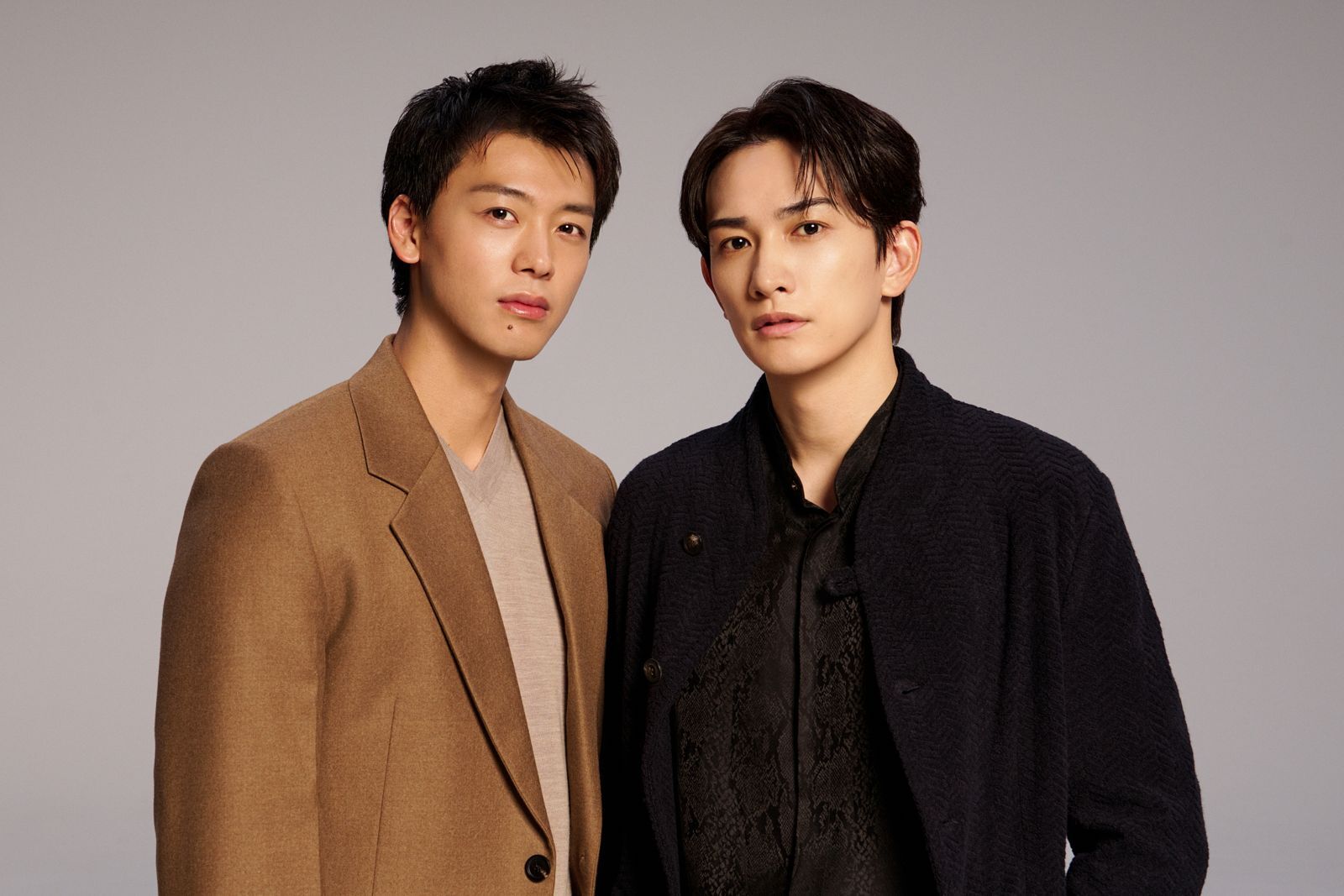 竹內涼真（左）與町田啓太接受本刊專訪，表示不論在身體或情感上都不保留，持續見面、練習讓《10DANCE》能完美地呈現在大家面前。（Netflix提供）