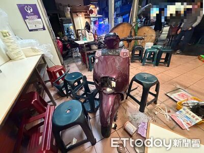 台東騎士閃避轎車失控　人車衝進路口素食店2傷