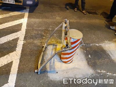 國1五楊高架驚見「奪命手推車」高速狠砸7車　粗心小貨車慘了