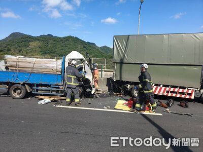 快訊／台64貨車高速追撞前車！車頭變形駕駛受困　昏迷送醫搶救