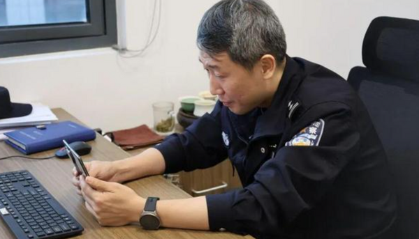 ▲▼  老人一氧化碳中毒智力受損，民警因撞臉假扮其兒子十二年           。（圖／翻攝 封面新聞）