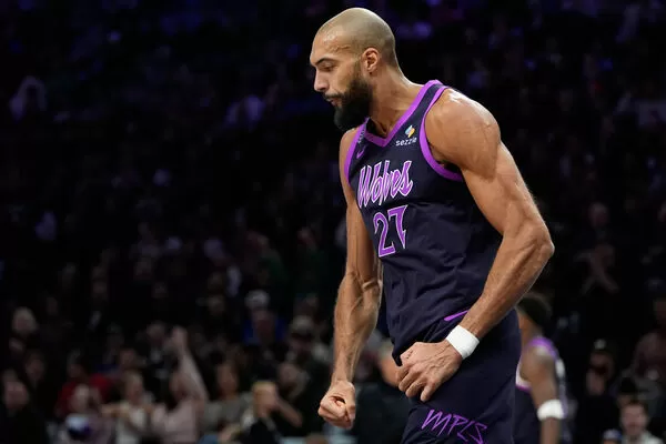 ▲▼明尼蘇達灰狼中鋒戈貝爾達成生涯10000籃板里程碑。（圖／達志影像／美聯社）