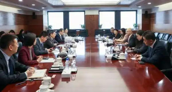 ▲▼  陸商務部國際貿易談判代表兼副部長李成鋼會見蘋果首席運營官薩比赫・汗  2025.12.19          。（圖／翻攝 商務部）