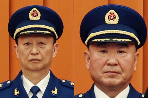 ▲▼ 習近平向晉升上將軍銜的東部戰區司令員楊志斌、中部戰區司令員韓勝延頒發命令狀，表示祝賀。            。（圖／翻攝 百度）