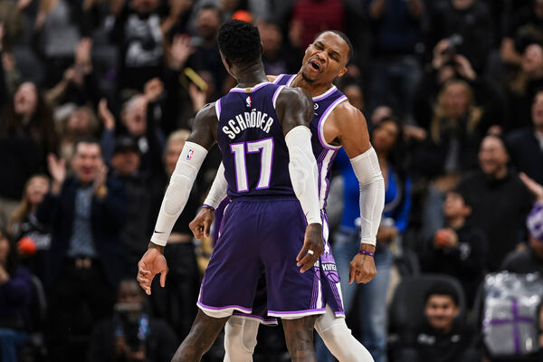 ▲▼衛斯布魯克全場砍進5記三分球，貢獻21分、13籃板與4助攻，以37歲又40天的高齡，成為NBA歷史上單場至少得到「20分、10籃板、5記三分球」最年長的後衛。（圖／達志影像／美聯社）