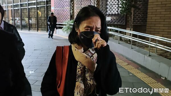 ▲▼木可公關公司負責人李文娟涉公益侵占政治獻金，22日到台北地院出庭辯結求無罪，想跟同為被告的哥哥李文宗說話，審判長委婉表示尚未解禁。（圖／記者黃哲民攝）