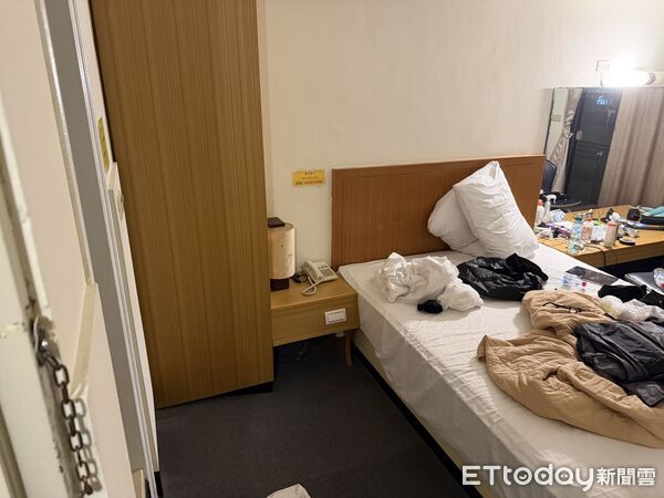 ▲▼張文手中的汽油彈，疑似是恐怖的「燒夷彈」。（圖／記者張君豪翻攝）