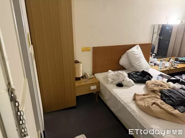 ▲▼張文手中的汽油彈，疑似是恐怖的「燒夷彈」。（圖／記者張君豪翻攝）