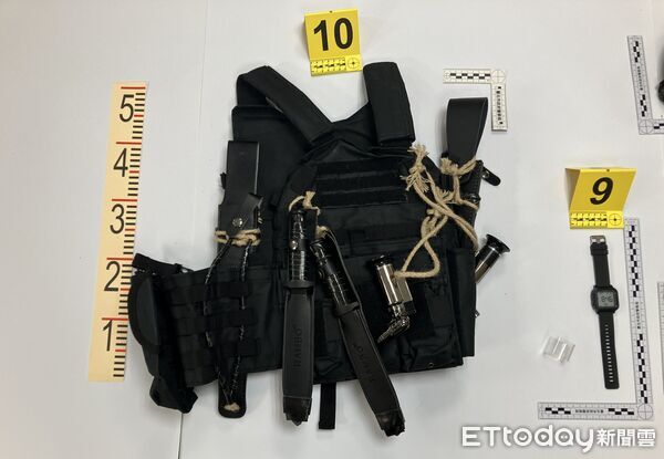 ▲▼張文手中的汽油彈，疑似是恐怖的「燒夷彈」。（圖／記者張君豪翻攝）