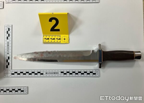 ▲▼張文手中的汽油彈，疑似是恐怖的「燒夷彈」。（圖／記者張君豪翻攝）