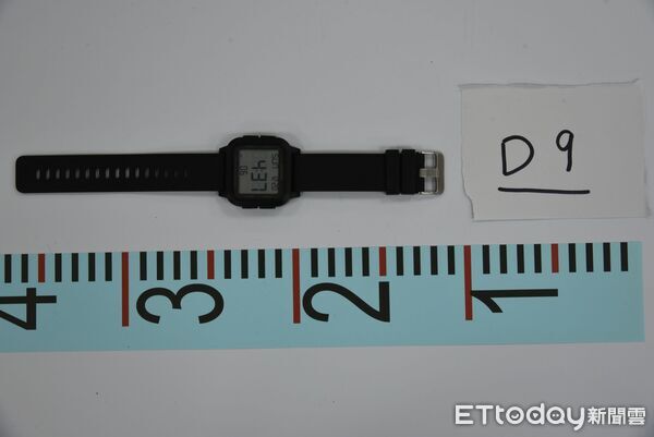 ▲▼張文手中的汽油彈，疑似是恐怖的「燒夷彈」。（圖／記者張君豪翻攝）