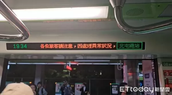 ▲▼台中捷運全線停運，疑似電力異常。（圖／民眾提供）