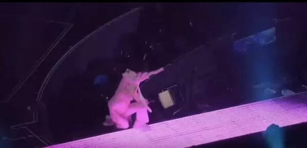 ▲▼阿信踩空跌落2米高舞台  。（圖／翻攝自微博）