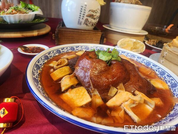 ▲不到800元吃澎湃！中部人氣客家餐廳搶攻年夜飯市場。（圖／記者游瓊華翻攝）