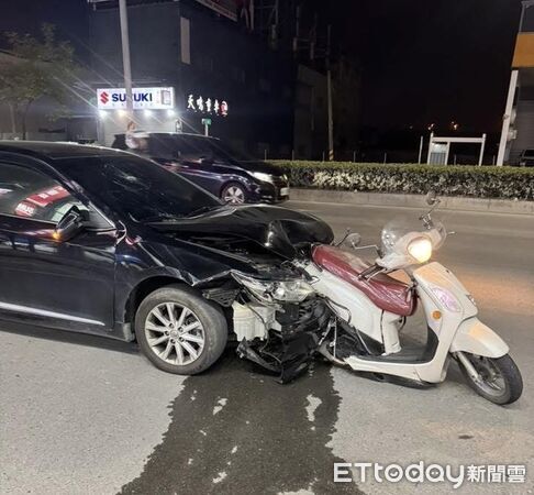 ▲仁武烤鴨名店前轎車連撞2機車，車頭卡車釀3傷。（圖／民眾提供）