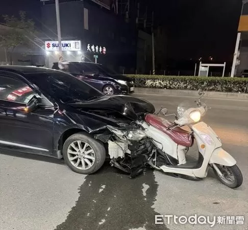 ▲仁武烤鴨名店前轎車連撞2機車，車頭卡車釀3傷。（圖／民眾提供）