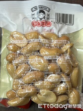 ▲國內航線貨物夾藏花生製品 海巡安檢攔阻查獲10.36公斤。（圖／記者郭世賢翻攝）