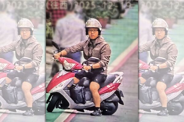 案發前，張文騎機車前往中山區巷內縱火燒車，被監視器清楚拍下。（北市警局提供）