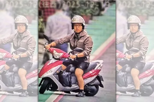 案發前，張文騎機車前往中山區巷內縱火燒車，被監視器清楚拍下。（北市警局提供）