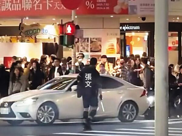 張文在捷運中山站商圈丟擲煙霧彈後，走向誠品南西店揮刀砍人。（畫面來源：Ijj__.215Threads）