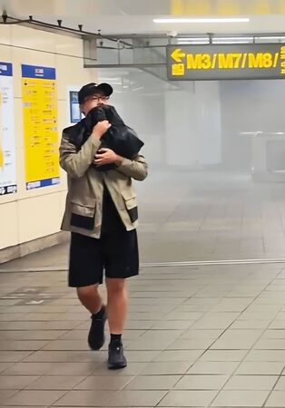 張文在捷運台北車站內犯案後，變裝混入人群，逃離現場。（畫面來源：cheetah.333594 Threads）