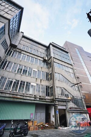 張文從誠品南西店頂樓墜樓身亡，從現場狀況看來，很可能是意外。