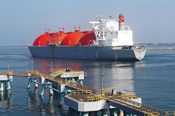 中油為天然氣發電興建多座接收站，以利LNG船作業。（中油提供）