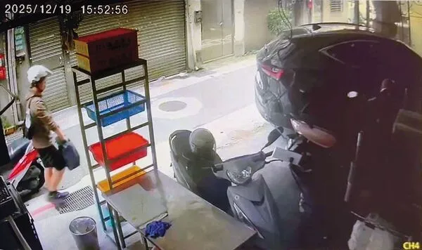 張文被監視器拍到手持汽油桶，前往一處機車行附近縱火。（翻攝畫面）