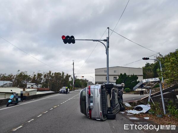▲苗栗市文發路發生休旅車自撞翻車事故，駕駛自天窗逃生平安脫困。（圖／記者楊永盛翻攝）